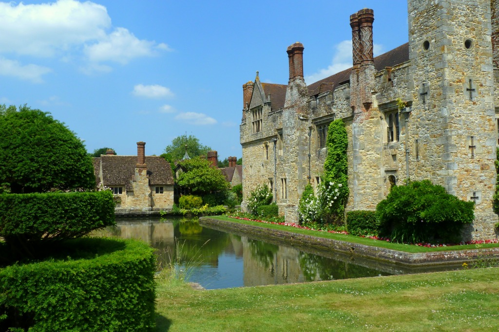 Hever Castle Moat, Kent, England jigsaw puzzle in Castles puzzles on TheJigsawPuzzles.com