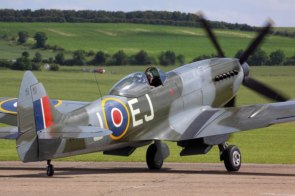 Spitfire, Flying Legends, Duxford jigsaw puzzle in Aviation puzzles on TheJigsawPuzzles.com