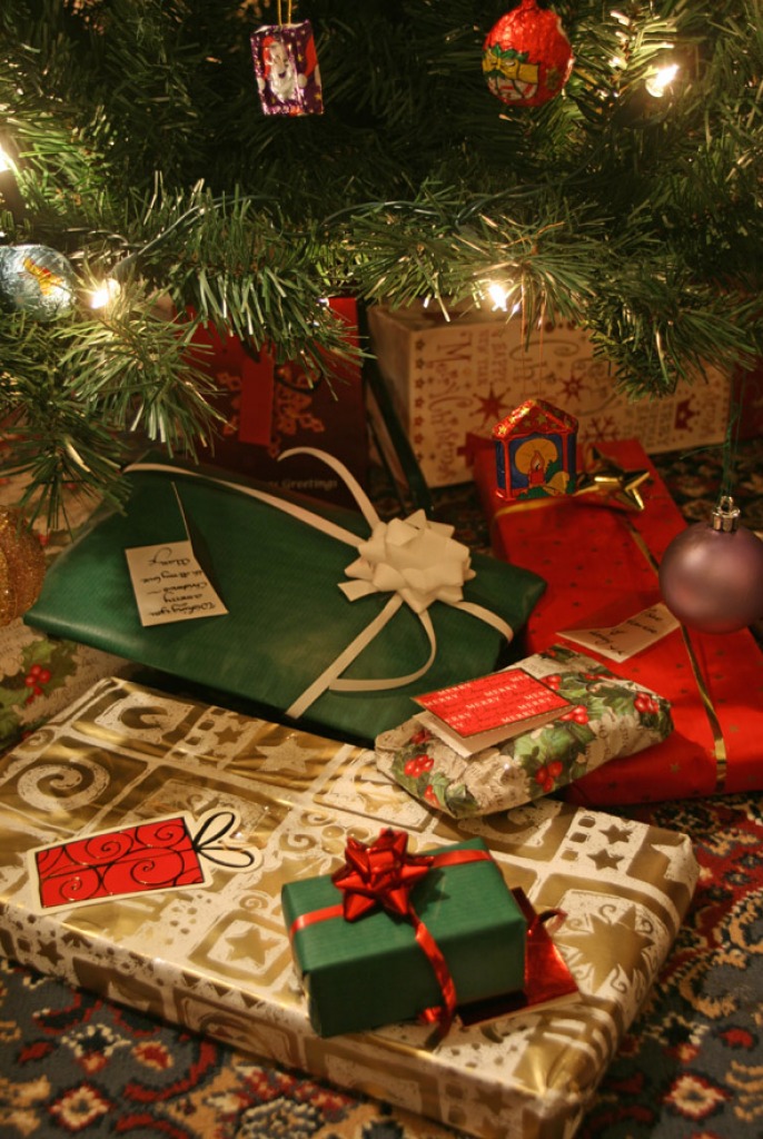 Christmas Presents Under the Tree jigsaw puzzle in Christmas & New Year puzzles on TheJigsawPuzzles.com