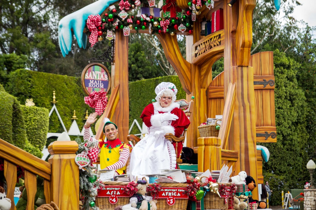 Disneyland's Christmas Fantasy Parade jigsaw puzzle in Christmas & New Year puzzles on TheJigsawPuzzles.com