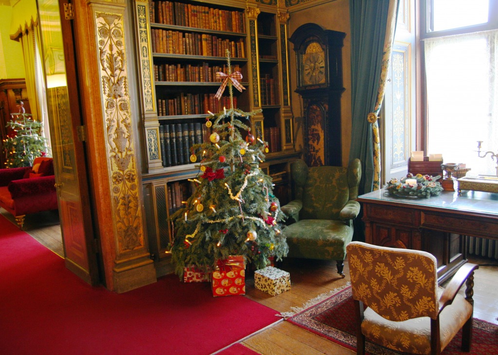 Christmas at the Warwick Castle jigsaw puzzle in Christmas & New Year puzzles on TheJigsawPuzzles.com