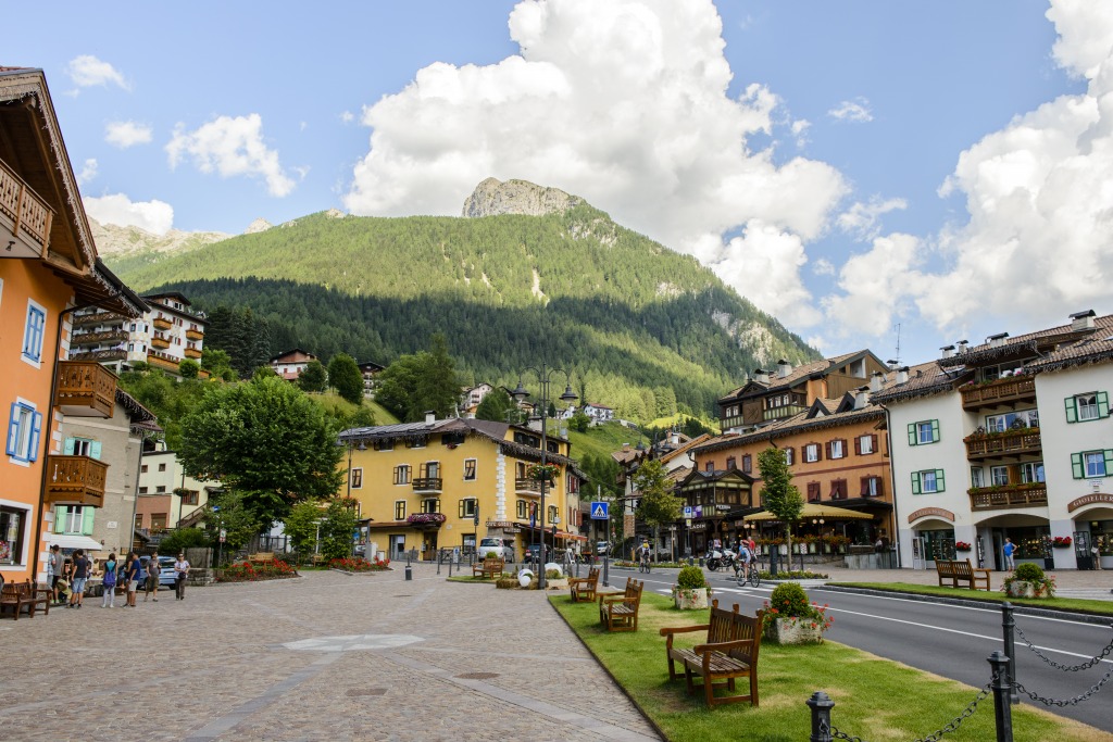 A Town in the Dolomites jigsaw puzzle in Street View puzzles on TheJigsawPuzzles.com