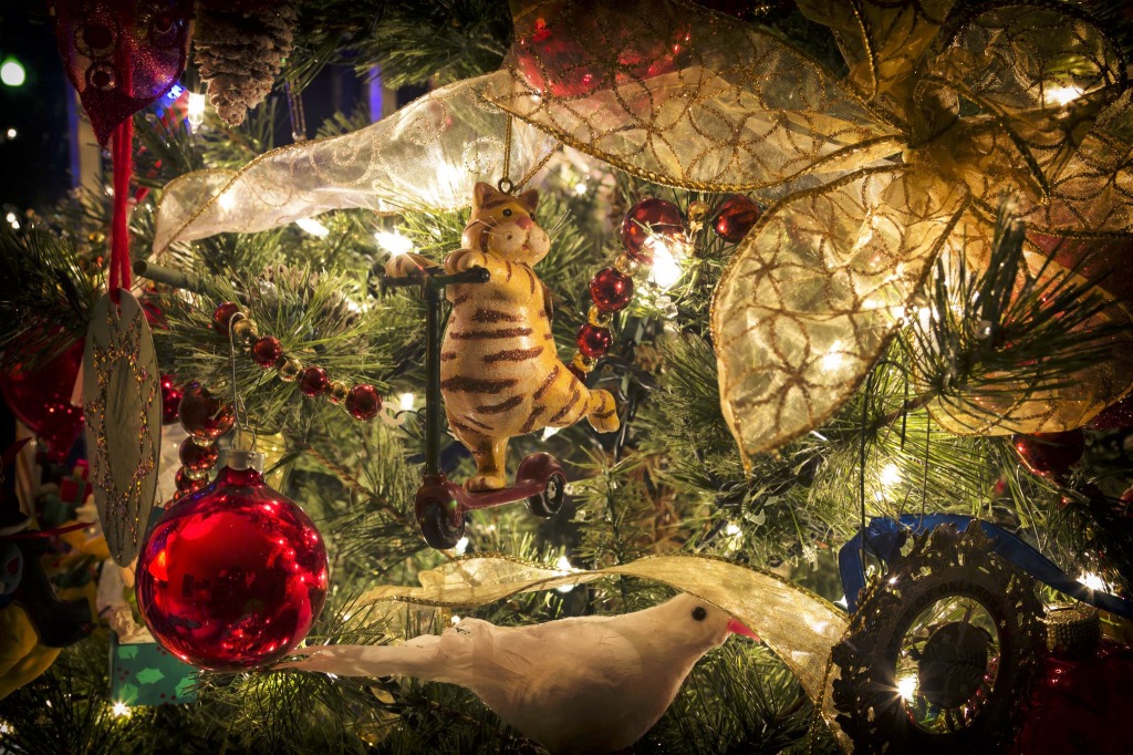 Time to Decorate the Christmas Tree jigsaw puzzle in Christmas & New Year puzzles on TheJigsawPuzzles.com