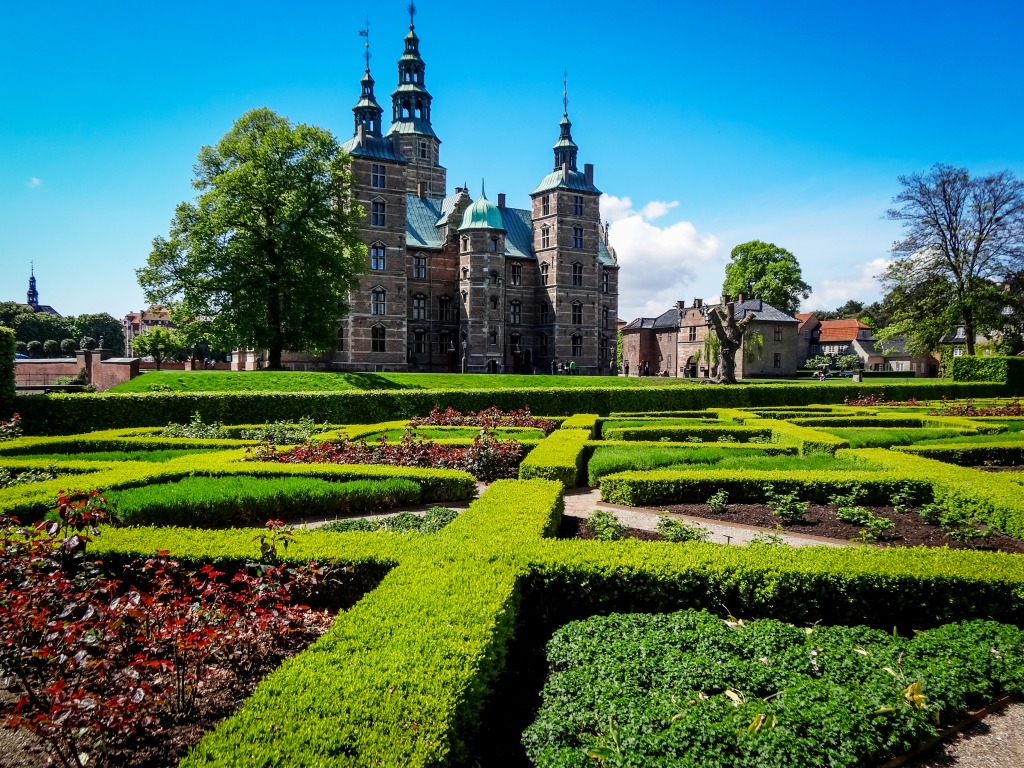 Rosenborg Castle Gardens, Copenhagen jigsaw puzzle in Castles puzzles on TheJigsawPuzzles.com