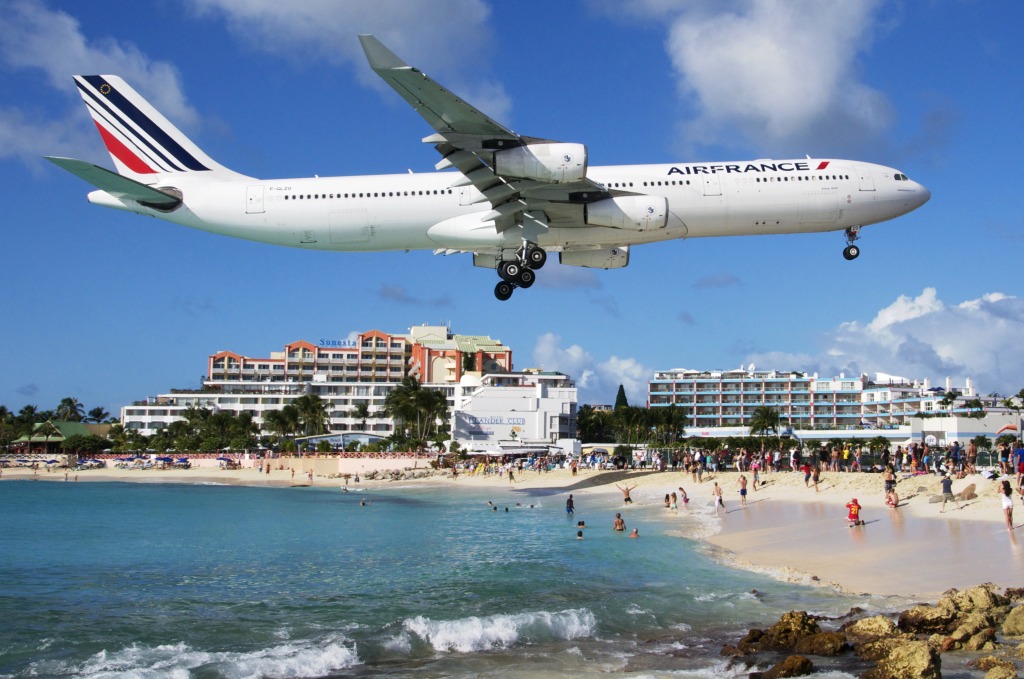 Air France Airbus A340 in Saint Martin jigsaw puzzle in Aviation puzzles on TheJigsawPuzzles.com