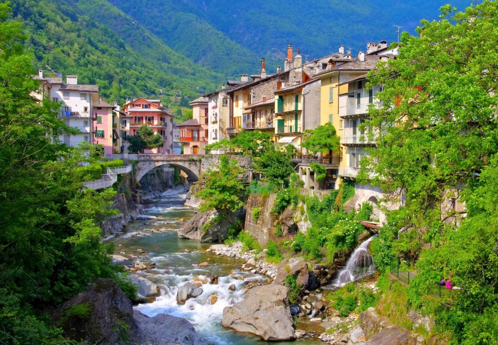 Chiavenna Comune, Lombardy, Italy jigsaw puzzle in Great Sightings puzzles on TheJigsawPuzzles.com