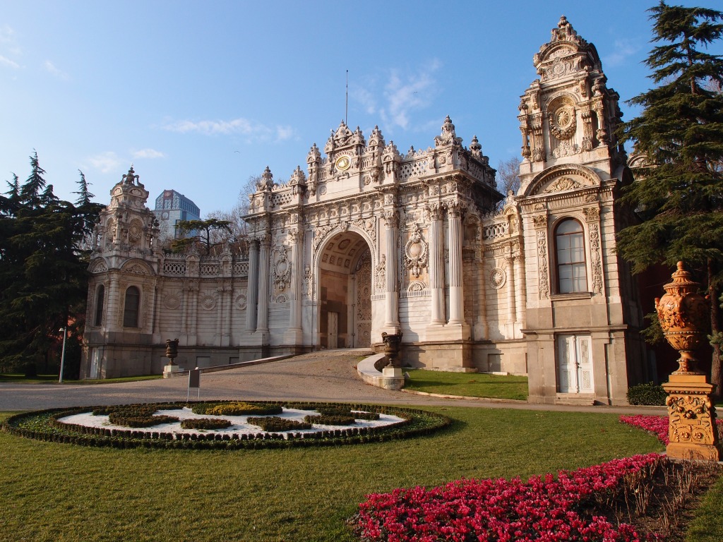 Dolmabahce Palace, Istanbul, Turkey jigsaw puzzle in Castles puzzles on TheJigsawPuzzles.com