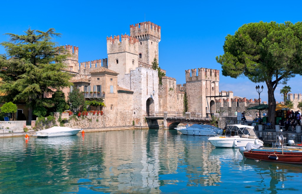 Castle Sirmione on Lake Garda, Italy jigsaw puzzle in Castles puzzles on TheJigsawPuzzles.com