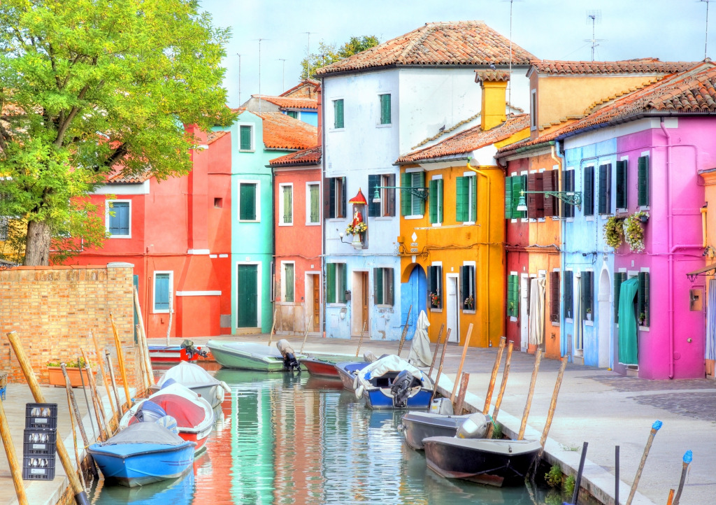Colorful Houses at the Island of Burano jigsaw puzzle in Street View puzzles on TheJigsawPuzzles.com