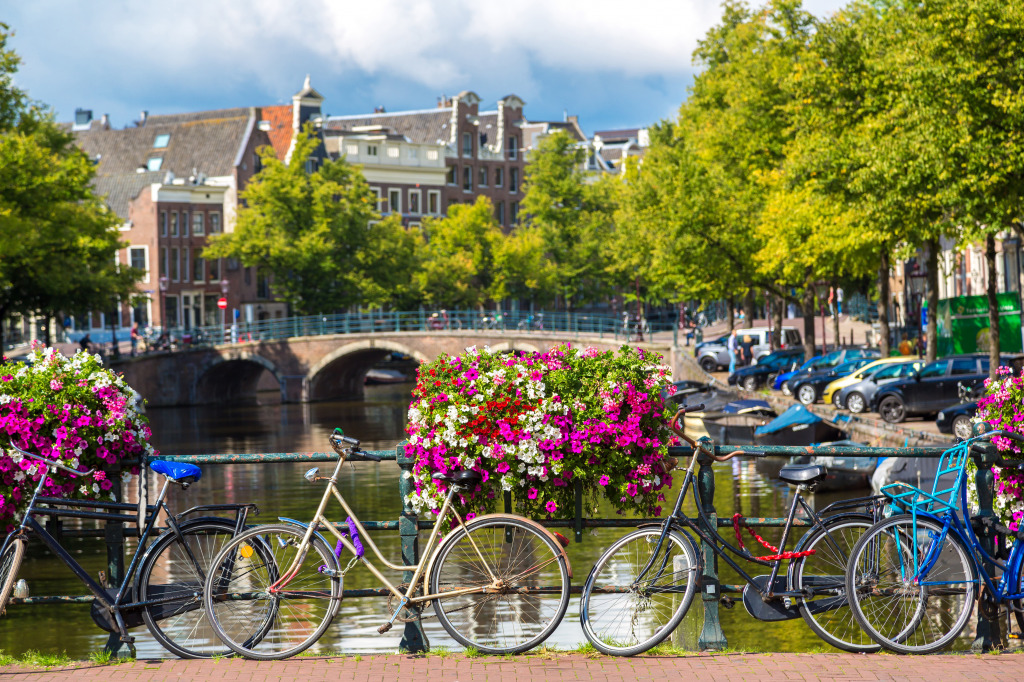 Bicycles On a Bridge in Amsterdam jigsaw puzzle in Bridges puzzles on TheJigsawPuzzles.com