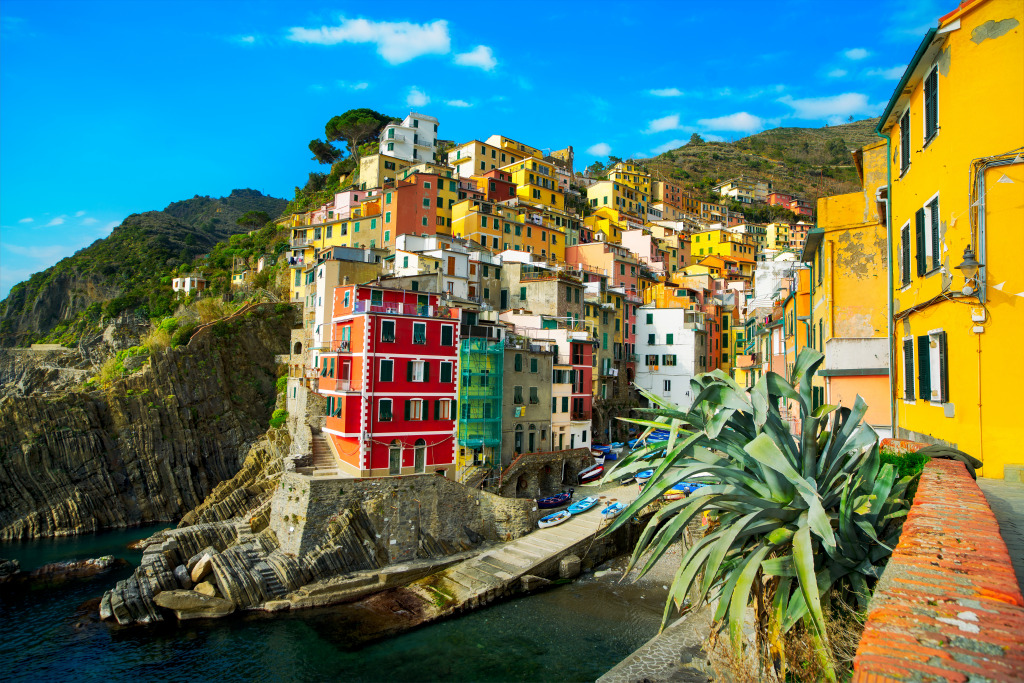 Riomaggiore Village, Liguria, Italy jigsaw puzzle in Great Sightings puzzles on TheJigsawPuzzles.com