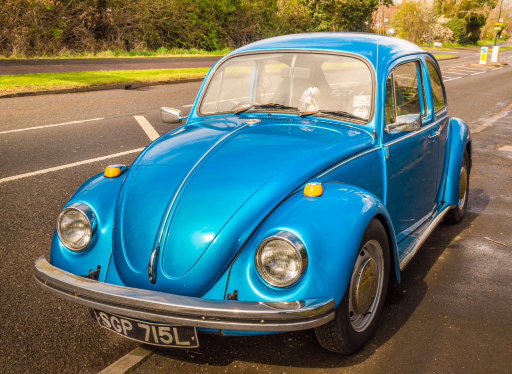 Volkswagen Beetle in Warwickshire UK jigsaw puzzle in Cars & Bikes puzzles on TheJigsawPuzzles.com