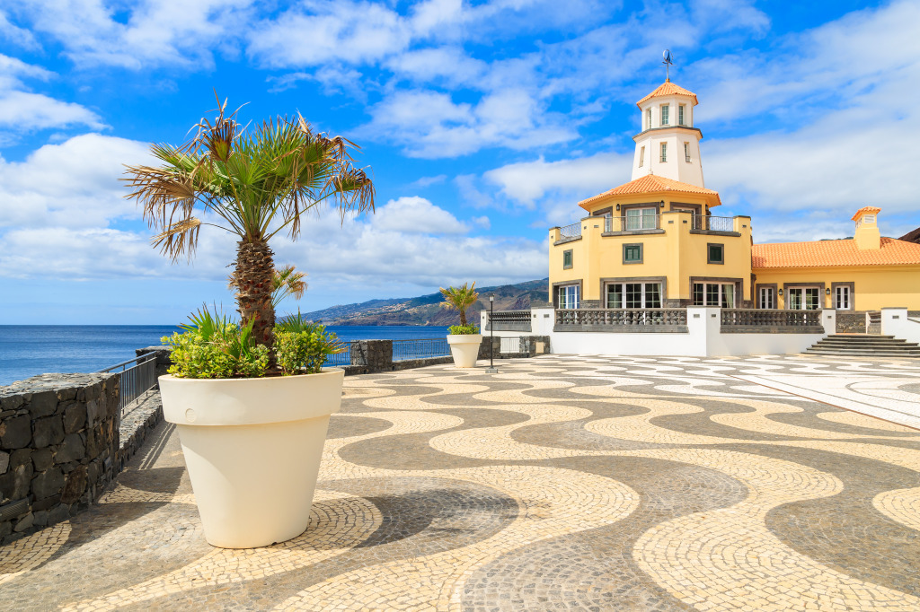 Lighthouse on Madeira Island, Portugal jigsaw puzzle in Great Sightings puzzles on TheJigsawPuzzles.com