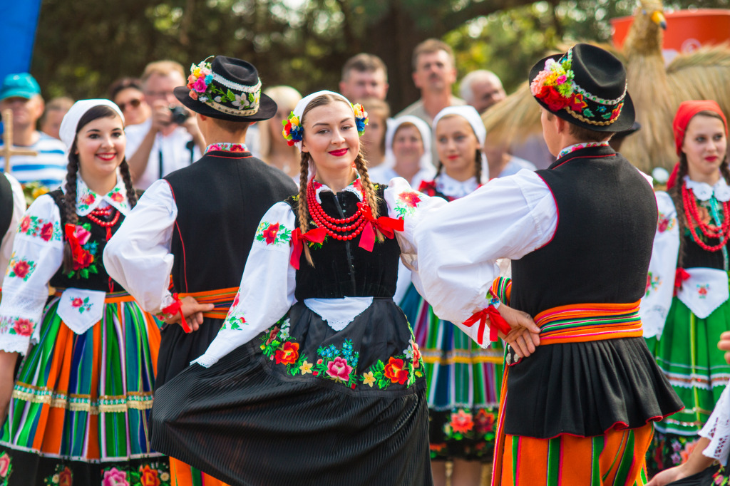 Folk Dancing Group in Poland jigsaw puzzle in People puzzles on TheJigsawPuzzles.com