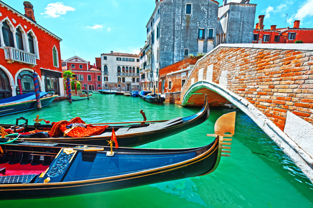 Narrow Canal in Venice jigsaw puzzle in Street View puzzles on TheJigsawPuzzles.com