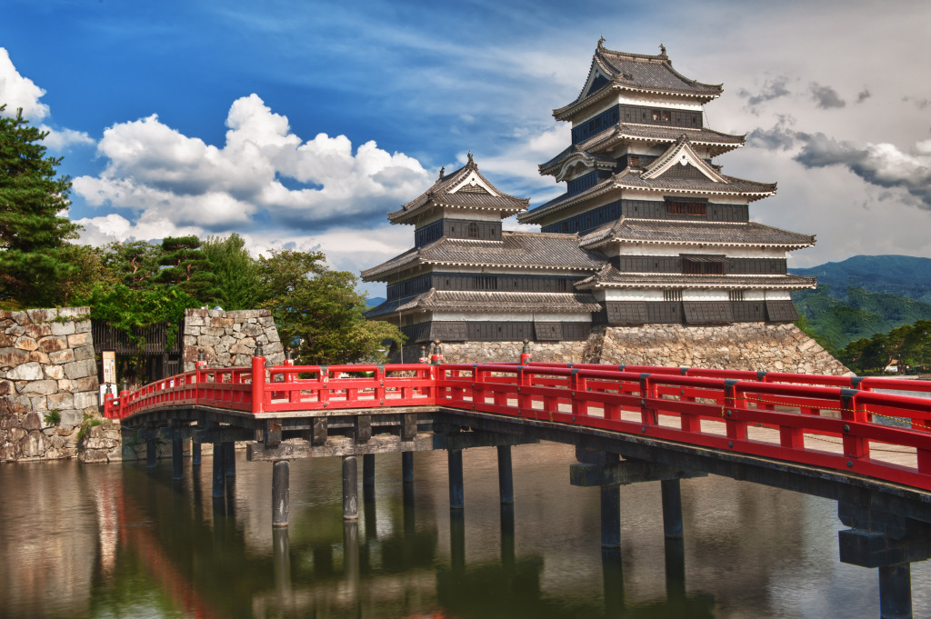 Matsumoto Castle in Honshu, Japan jigsaw puzzle in Castles puzzles on TheJigsawPuzzles.com