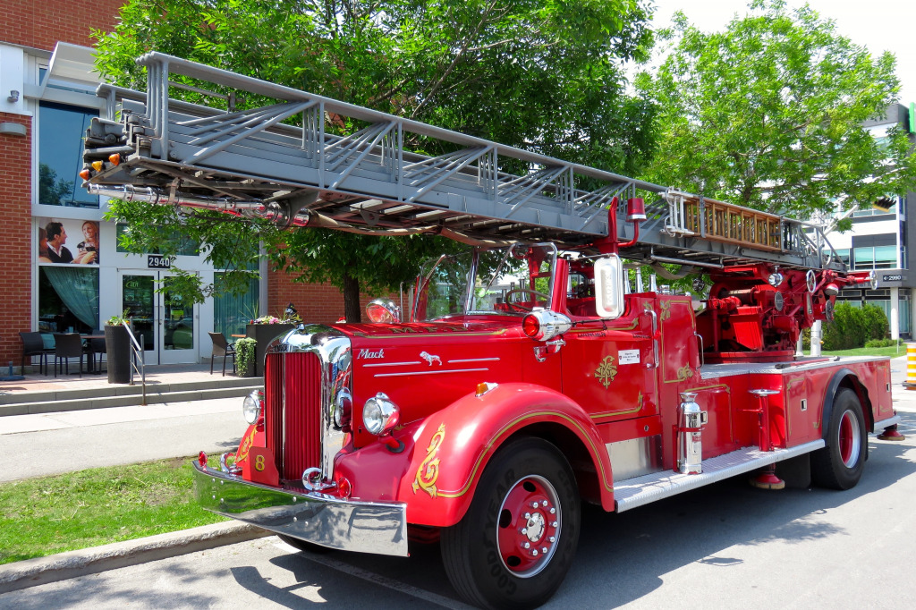 Mack Fire Engine, Montreal Fire Department jigsaw puzzle in Cars & Bikes puzzles on TheJigsawPuzzles.com