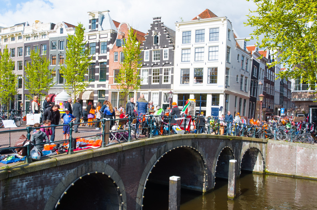 King's Day in Amsterdam jigsaw puzzle in Bridges puzzles on TheJigsawPuzzles.com