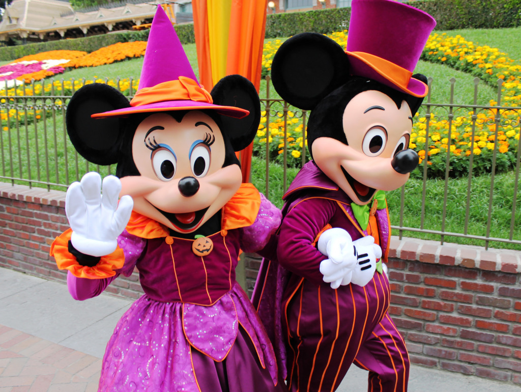 Witchy Minnie and Vampire Mickey jigsaw puzzle in Halloween puzzles on TheJigsawPuzzles.com