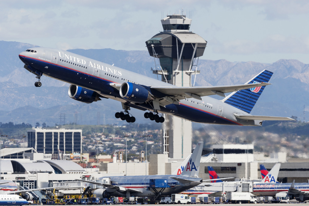 Los Angeles International Airport jigsaw puzzle in Aviation puzzles on TheJigsawPuzzles.com