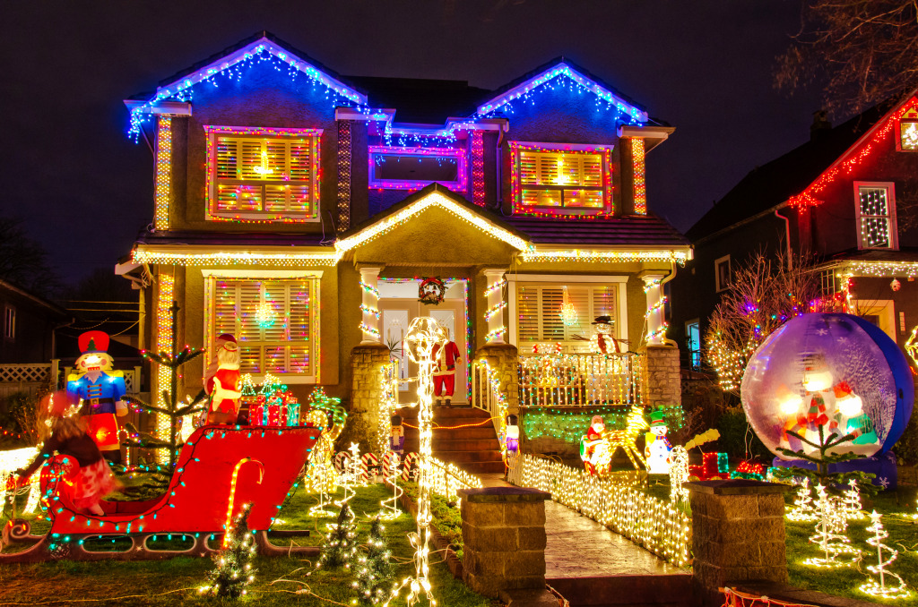 House Decorated for Christmas jigsaw puzzle in Christmas & New Year puzzles on TheJigsawPuzzles.com