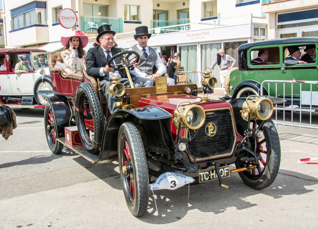 Rally of Ancient Cars, Barcelona, Spain jigsaw puzzle in Cars & Bikes puzzles on TheJigsawPuzzles.com