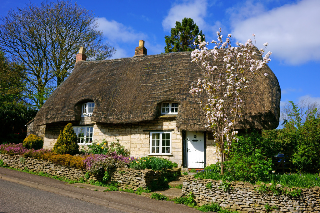 Gloucestershire Cottage with a Thatched Roof jigsaw puzzle in Puzzle of the Day puzzles on TheJigsawPuzzles.com