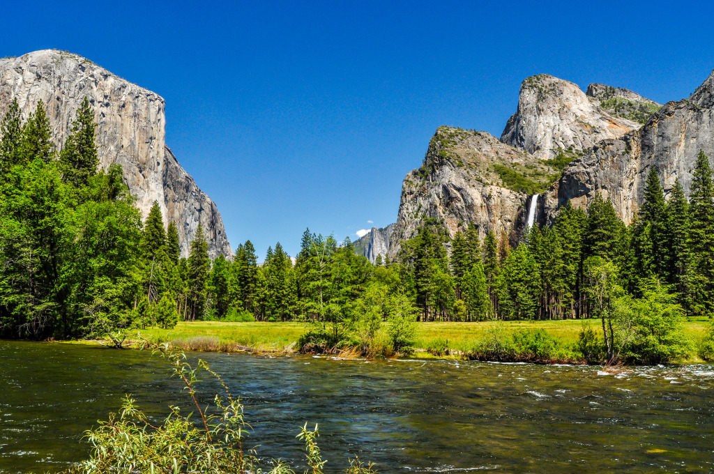 Yosemite Valley, Sierra Nevada jigsaw puzzle in Waterfalls puzzles on TheJigsawPuzzles.com