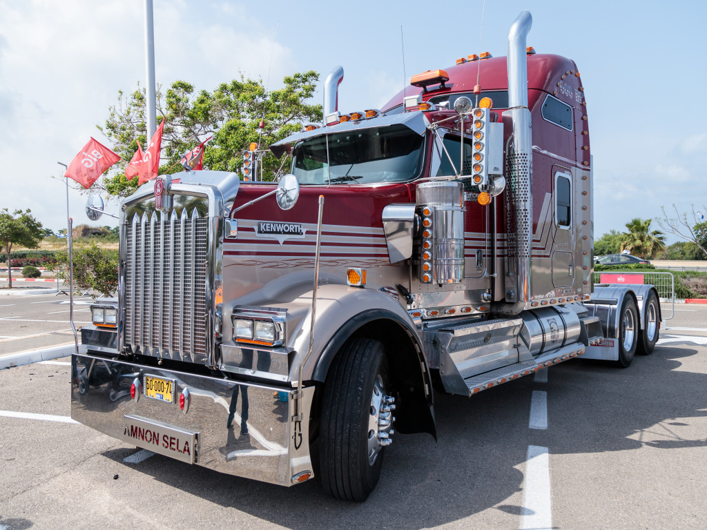 Kenworth Truck in Nahariyya, Israel jigsaw puzzle in Cars & Bikes puzzles on TheJigsawPuzzles.com