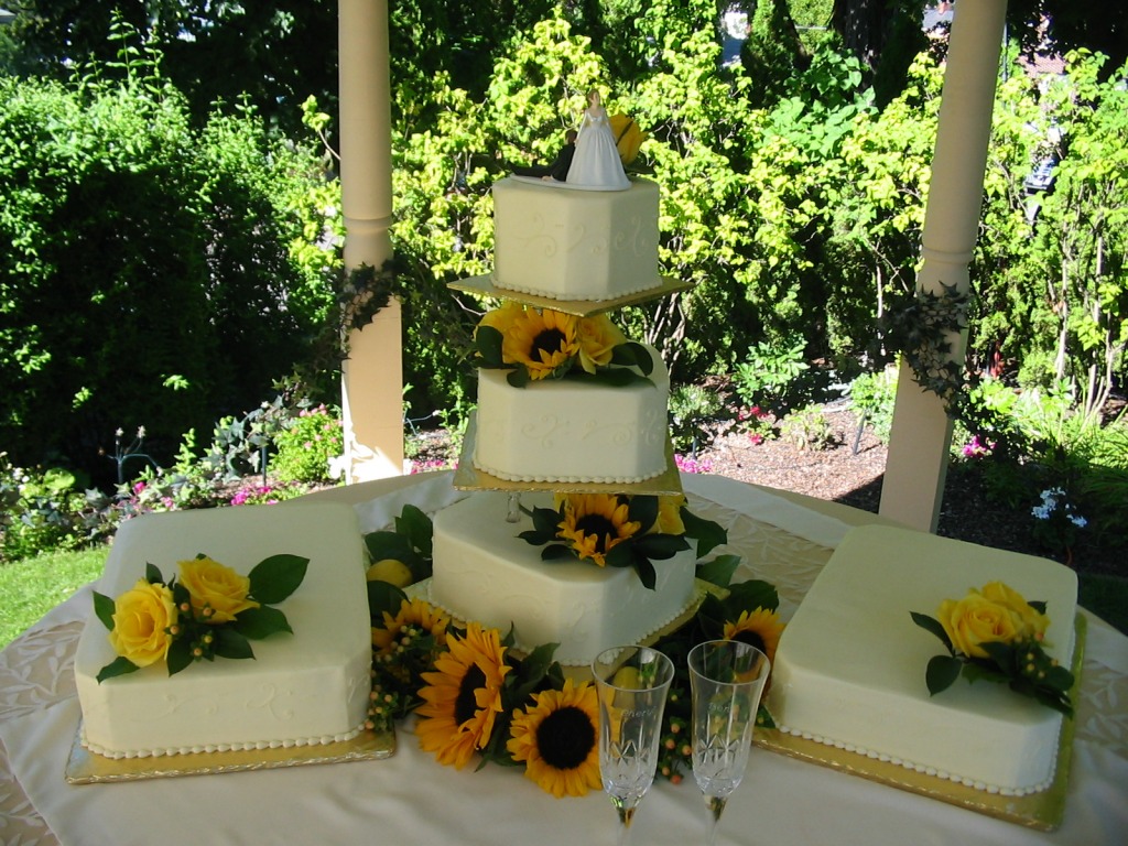 Wedding Cake jigsaw puzzle in Food & Bakery puzzles on TheJigsawPuzzles.com