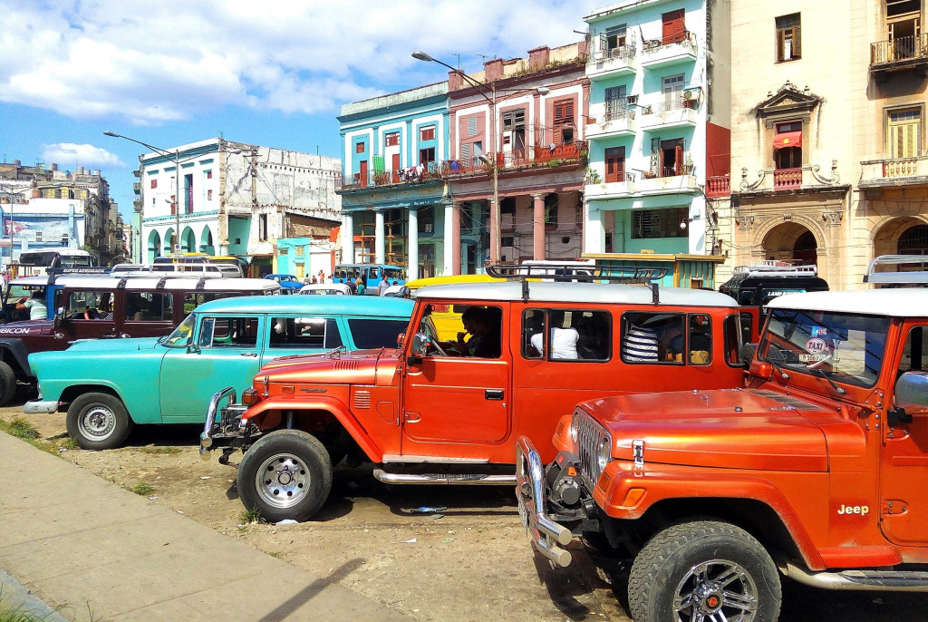 Classic American Cars in Havana, Cuba jigsaw puzzle in Cars & Bikes puzzles on TheJigsawPuzzles.com