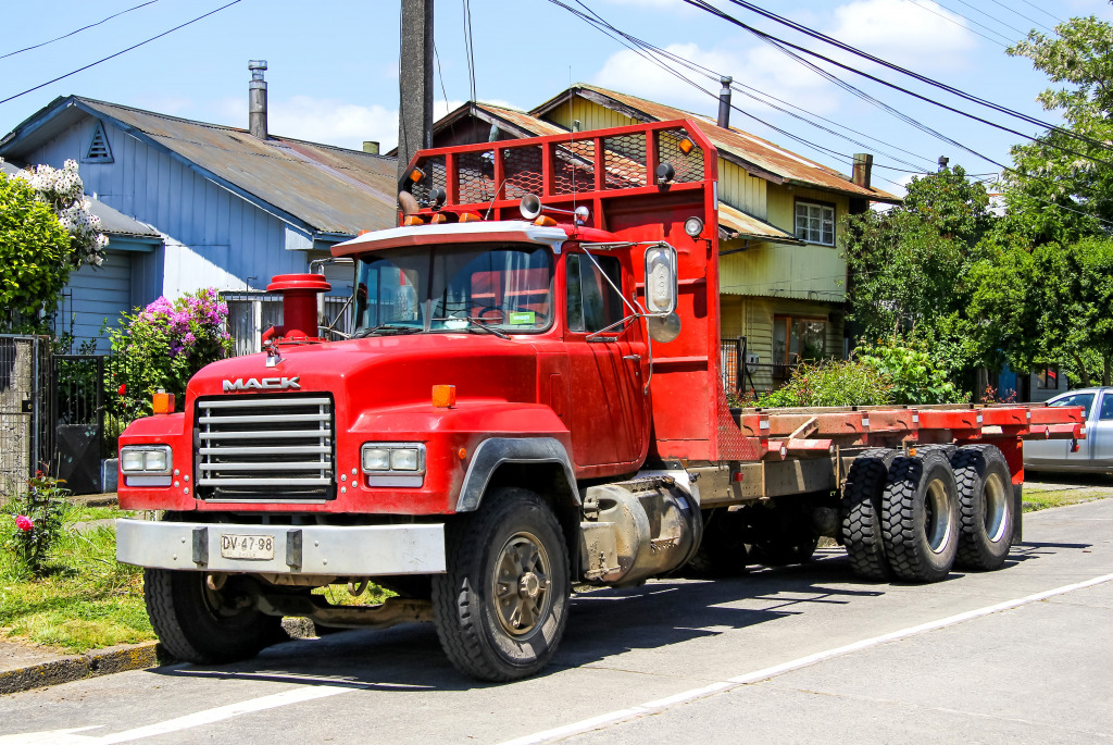 Mack RD Cargo Truck in Chile jigsaw puzzle in Cars & Bikes puzzles on TheJigsawPuzzles.com