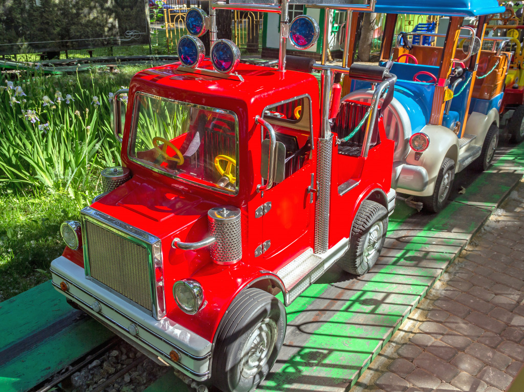 Fire Truck in an Amusement Park jigsaw puzzle in Cars & Bikes puzzles on TheJigsawPuzzles.com
