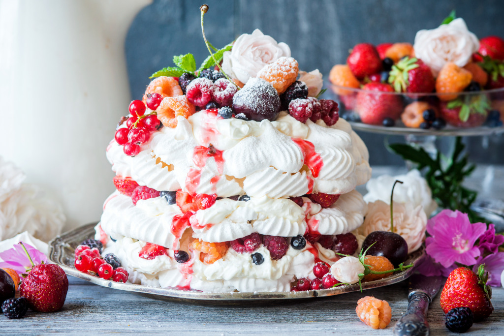 Pavlova Cake with Berries jigsaw puzzle in Food & Bakery puzzles on TheJigsawPuzzles.com