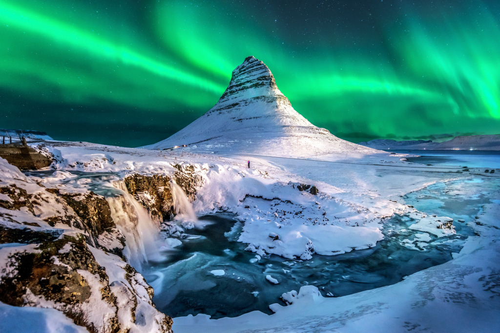 Northern Lights over Mount Kirkjufell, Iceland jigsaw puzzle in Waterfalls puzzles on TheJigsawPuzzles.com