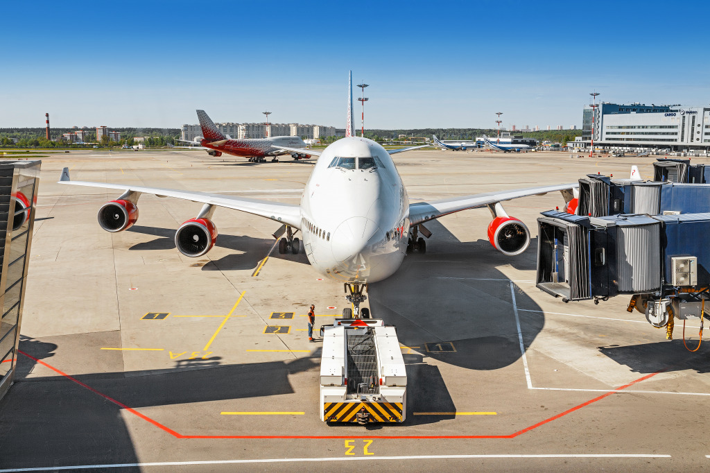 Boeing 747-400 in Vnukovo Airport, Moscow jigsaw puzzle in Aviation puzzles on TheJigsawPuzzles.com