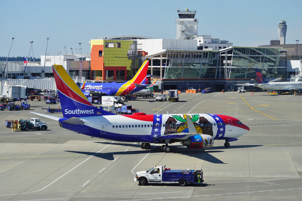 Southwest Airlines Boeing 737-300 in Seattle jigsaw puzzle in Aviation puzzles on TheJigsawPuzzles.com