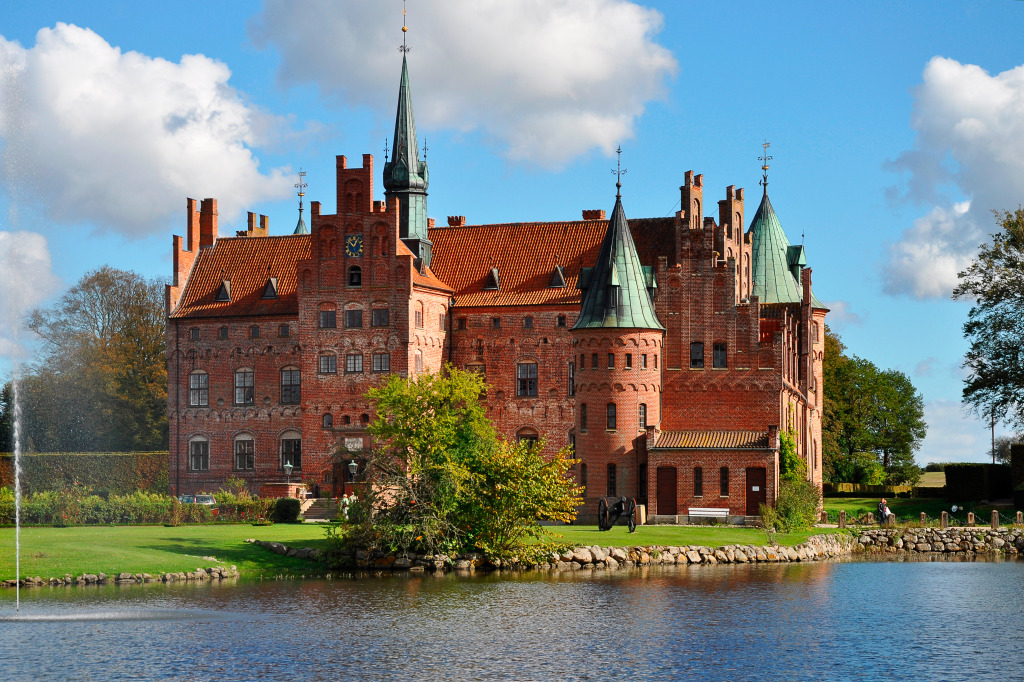 Egeskov Castle, Denmark jigsaw puzzle in Castles puzzles on TheJigsawPuzzles.com