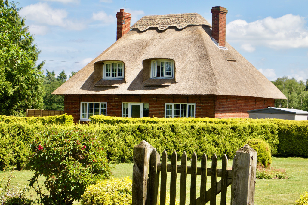 Traditional English Thatched Roof House jigsaw puzzle in Street View puzzles on TheJigsawPuzzles.com