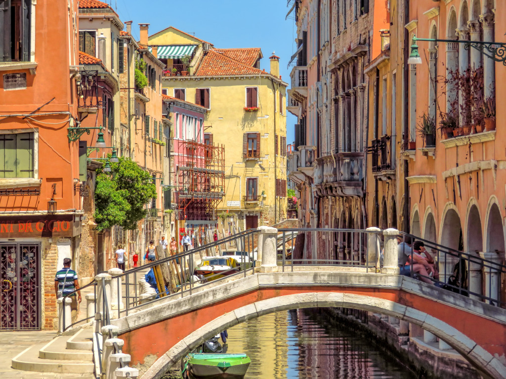 Narrow Canal in Venice jigsaw puzzle in Bridges puzzles on TheJigsawPuzzles.com