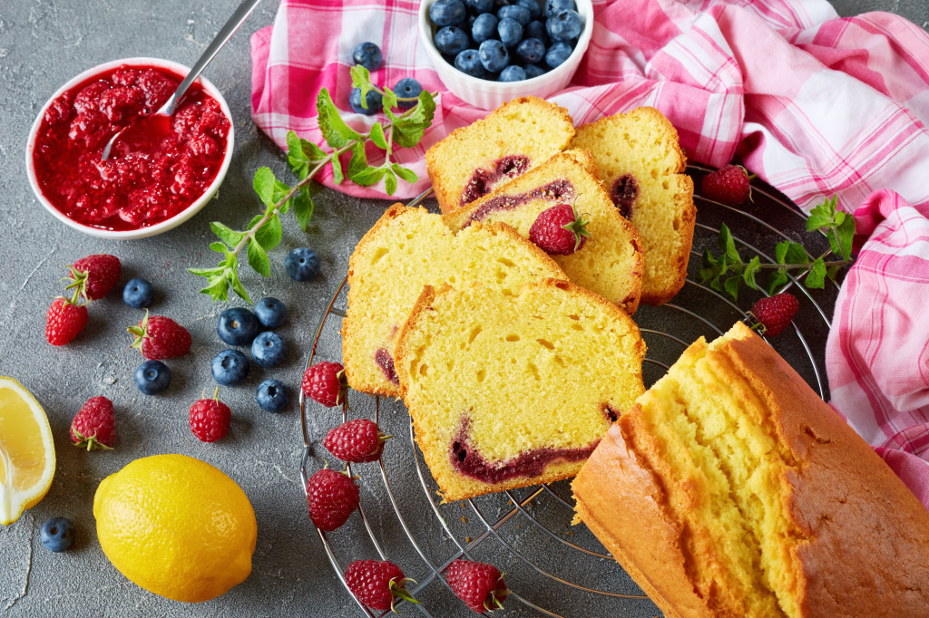 Lemon Pound Cake with Berries jigsaw puzzle in Food & Bakery puzzles on TheJigsawPuzzles.com