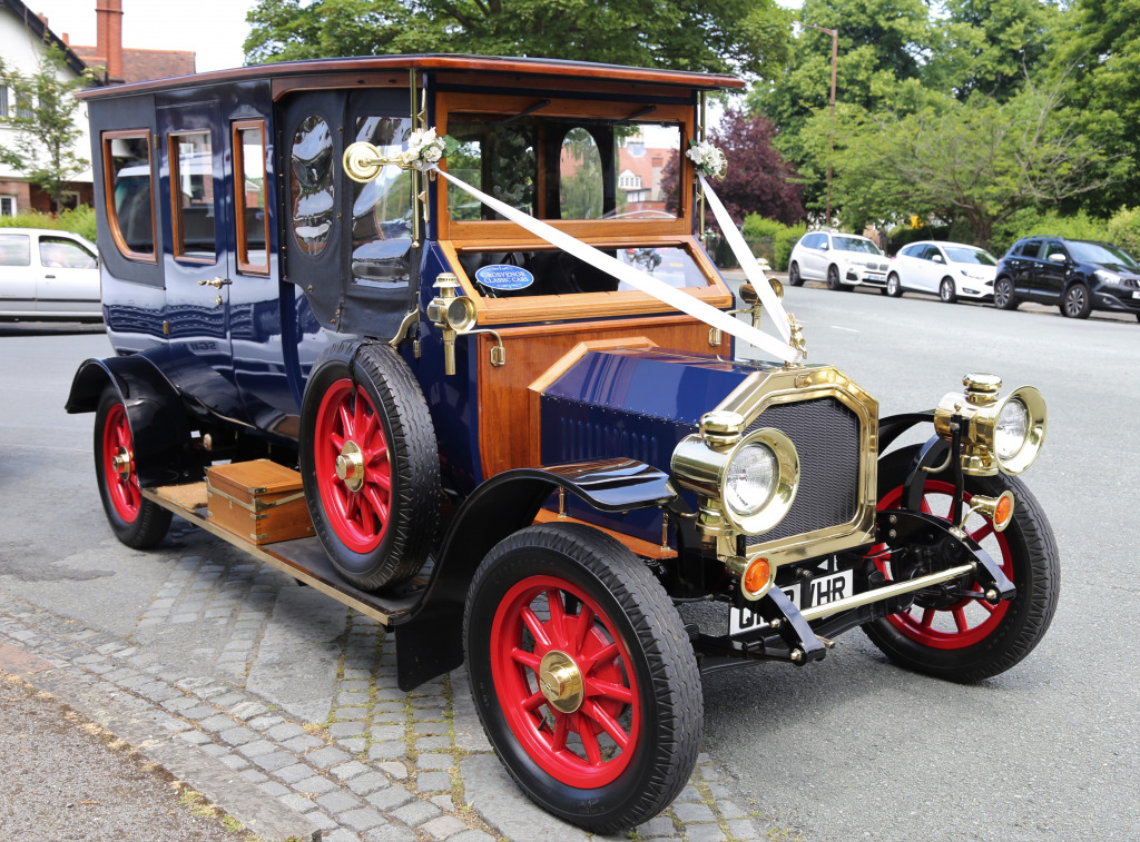 Classic Edwardian Wedding Car jigsaw puzzle in Cars & Bikes puzzles on TheJigsawPuzzles.com