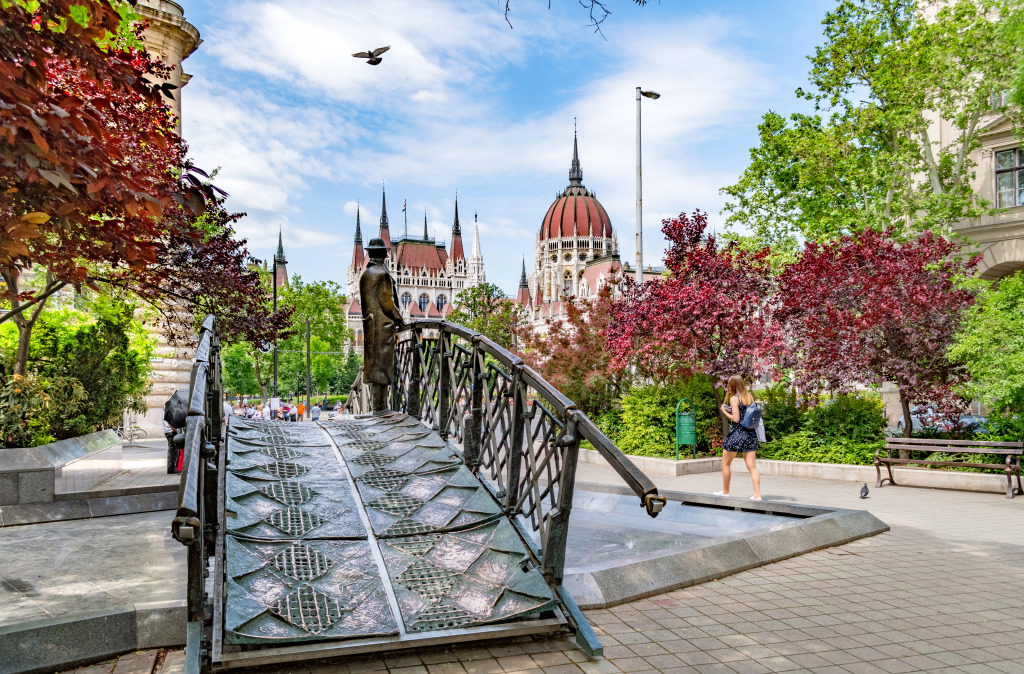 Vertanuk Square, Budapest, Hungary jigsaw puzzle in Bridges puzzles on TheJigsawPuzzles.com