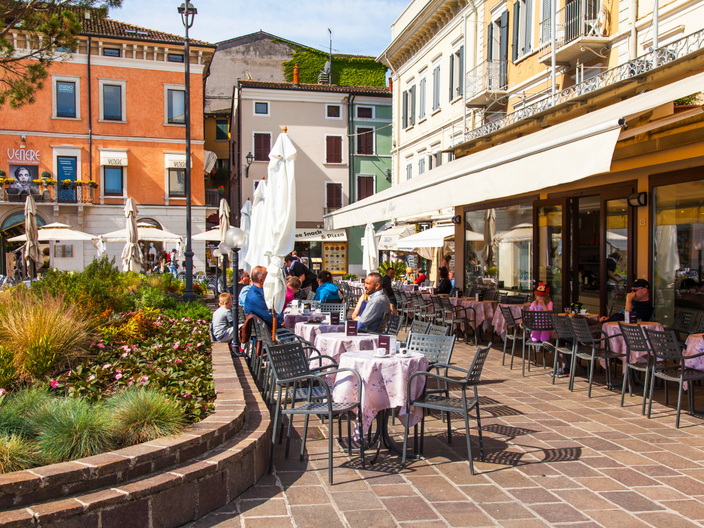 Street Cafe in Desenzano del Garda, Italy jigsaw puzzle in Food & Bakery puzzles on TheJigsawPuzzles.com