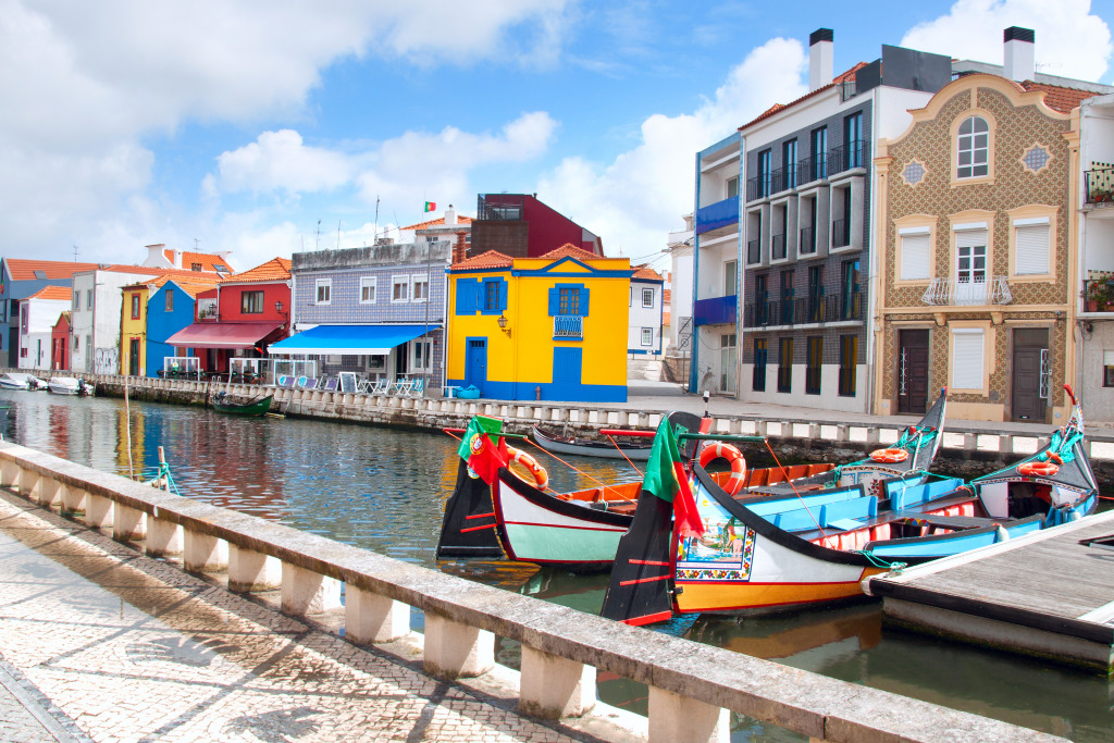 Moliceiro Boats in Aveiro, Portugal jigsaw puzzle in Street View puzzles on TheJigsawPuzzles.com