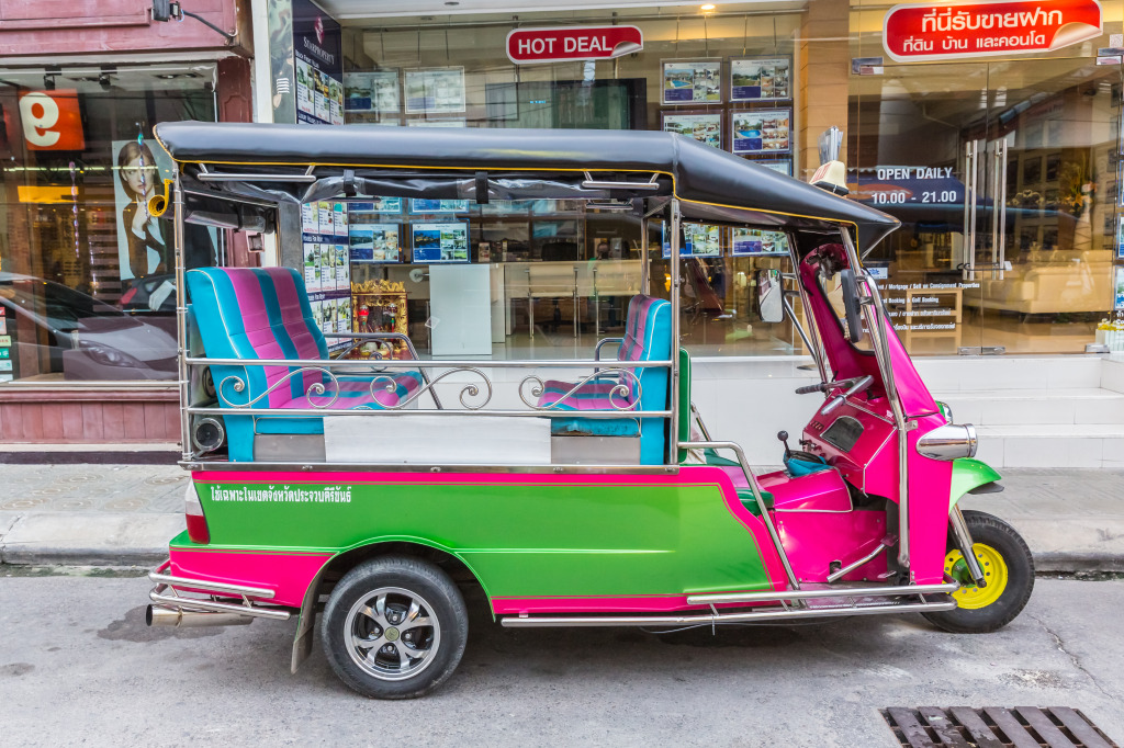 Tuk Tuk in Hua Hin, Thailand jigsaw puzzle in Cars & Bikes puzzles on TheJigsawPuzzles.com