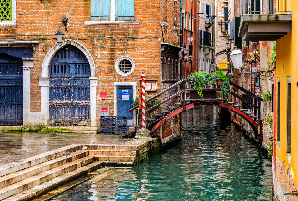 Picturesque Canal in Venice jigsaw puzzle in Bridges puzzles on TheJigsawPuzzles.com