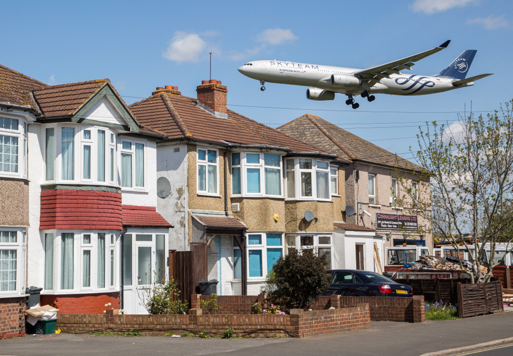 Planes Landing at London Heathrow Airport jigsaw puzzle in Aviation puzzles on TheJigsawPuzzles.com