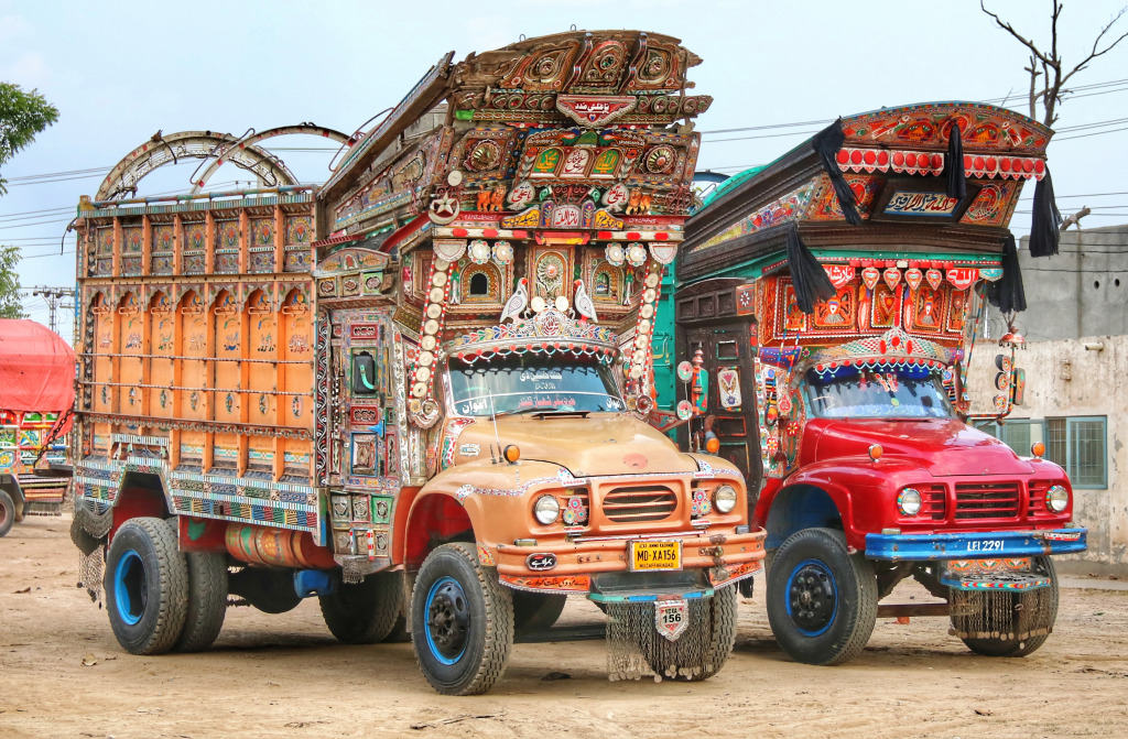 Decorated Trucks in Punjab, Pakistan jigsaw puzzle in Cars & Bikes puzzles on TheJigsawPuzzles.com