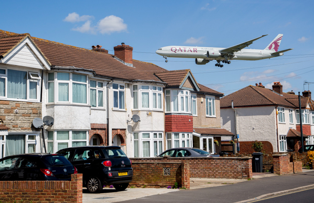 Planes Landing at London Heathrow Airport jigsaw puzzle in Aviation puzzles on TheJigsawPuzzles.com